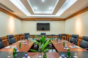 TV o dispositivi per l'intrattenimento presso Hulhule Island Hotel- Private Beach Access & Airport Pick-up and Drop