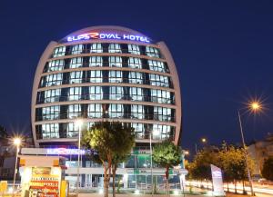 duży budynek z oświetlonym znakiem na nim w obiekcie Elips Royal Hotel & SPA w mieście Antalya
