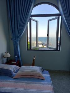 Ένα ή περισσότερα κρεβάτια σε δωμάτιο στο Trump Homestay - Khu bờ kè biển Phước Hải