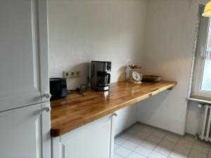 a kitchen with a wooden counter with a coffee maker on it at Ferienwohnung 2 mit eigenem Bootsanleger in Maasholm