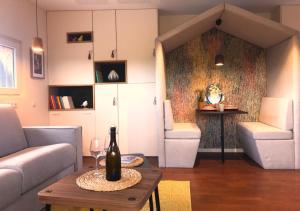 Posezení v ubytování LA MAISON DES BOIS D'OCRE - Gîte Appart Design - Clim Pkg Wifi Jardin à 10mn de Dijon
