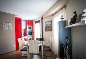 a dining room with a table and a kitchen at Casa Rural El Arco de los Arribes in Fermoselle