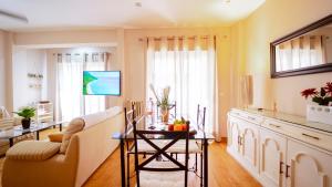 A kitchen or kitchenette at Apto en el Centro La Casita de Gaos