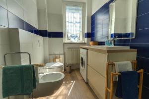 a bathroom with a sink and a washing machine at Loft 1 - appartamento in una zona strategica tra le perle del Lago di Como in Erba