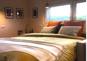 Postel nebo postele na pokoji v ubytování LA MAISON DES BOIS D'OCRE - Gîte Appart Design - Clim Pkg Wifi Jardin à 10mn de Dijon