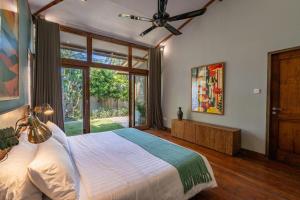 Un dormitorio con una cama y un ventilador de techo. en Villa Casa Gili T 4BR Villa, Pool, Gym & Bikes, en Gili Trawangan 72 fotos más