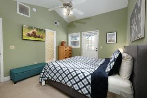 ガトリンバーグにあるGatlinburg Getawayのベッドと天井扇風機のある寝室