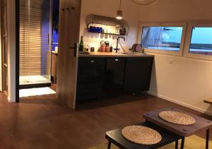 Kuchyň nebo kuchyňský kout v ubytování LA MAISON DES BOIS D'OCRE - Gîte Appart Design - Clim Pkg Wifi Jardin à 10mn de Dijon