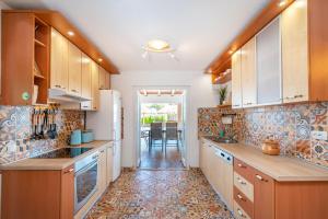 eine Küche mit Holzschränken und ein Esszimmer in der Unterkunft Villa Andrea ZadarVillas in Zaton