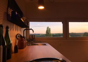 Kuchyň nebo kuchyňský kout v ubytování LA MAISON DES BOIS D'OCRE - Gîte Appart Design - Clim Pkg Wifi Jardin à 10mn de Dijon