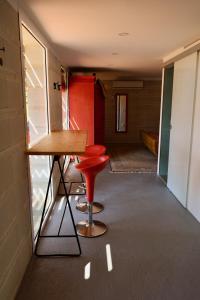 a room with a red stool and a table at Mar y Emma in Vall-Llobrega