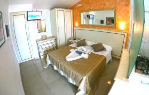 Postel nebo postele na pokoji v ubytování Resort Rocca di Vadaro - Beachfront Apartments, Rooms & Suites