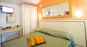 Postel nebo postele na pokoji v ubytování Resort Rocca di Vadaro - Beachfront Apartments, Rooms & Suites