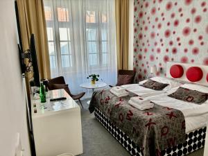 Postel nebo postele na pokoji v ubytování LH Vintage Design Hotel Sax