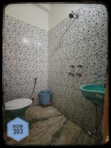 Koupelna v ubytování Hotel Ganga View + 34 fotografií