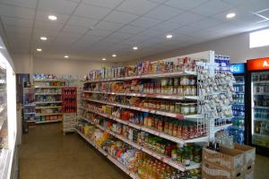 Supermarket nebo jiné obchody v  penzionu nebo okolí