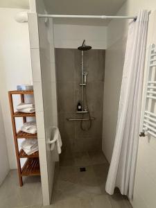 Um banheiro em Hotel De L'Europe mais 37 fotos