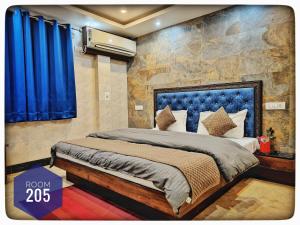 Postel nebo postele na pokoji v ubytování Hotel Ganga View