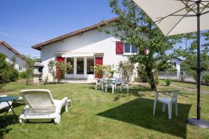 a group of chairs and tables in a yard at Maison avec jardin in Aire-sur-lʼAdour
