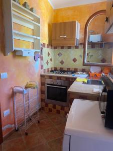 Kuchyň nebo kuchyňský kout v ubytování I Mari Di Gallura Suites and Rooms