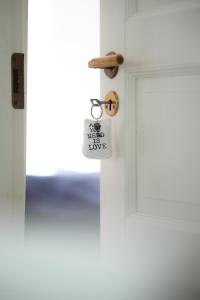 une porte avec une poignée de porte et une étiquette dessus dans l'établissement Naissaaren Villa Valo, à Jyväskylä