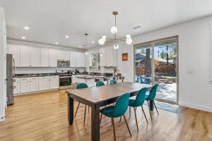 Kuchyň nebo kuchyňský kout v ubytování Pet Family-Friendly Spacious Fenced Yard 5-min to Downtown EV Charger