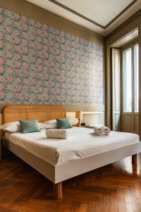 Ένα ή περισσότερα κρεβάτια σε δωμάτιο στο Youhosty - Milano Charm Via Torino