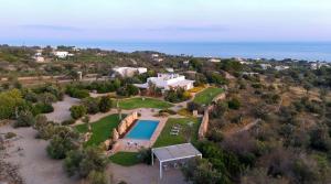 een luchtfoto van een huis met een zwembad bij KYVOS 10, Emma Villas in Marina di Leuca
