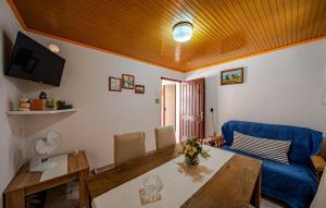 un salon avec une table et un canapé bleu dans l'établissement Villa Jadranka by Villas Guide, à Otočić Ošjak