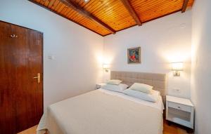 une chambre avec un lit et un plafond en bois dans l'établissement Villa Jadranka by Villas Guide, à Otočić Ošjak 43 autres photos