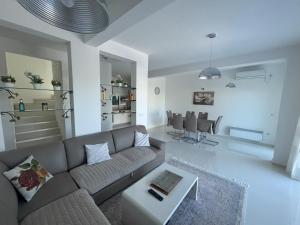 a living room with a couch and a table at Villa Diel 300m vom Strand in Utjeha