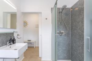 A bathroom at Apartment Fantastico 2 Még 21 kép