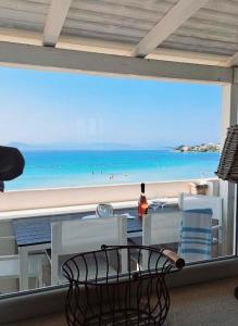 Elle comprend un balcon offrant une vue sur la plage et l'océan. dans l'établissement Cottage DeLuxe, à Golfo Aranci