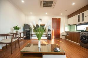 Dapur atau dapur kecil di Sumitomo Apartment - Linh Lang street