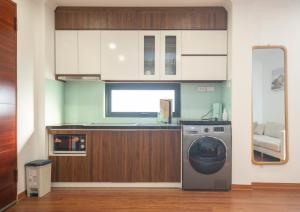 Dapur atau dapur kecil di Sumitomo Apartment - Linh Lang street