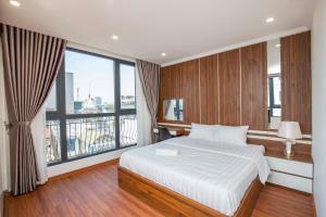 Katil atau katil-katil dalam bilik di Sumitomo Apartment - Linh Lang street +37 gambar
