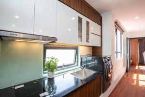 Dapur atau dapur kecil di Sumitomo Apartment - Linh Lang street