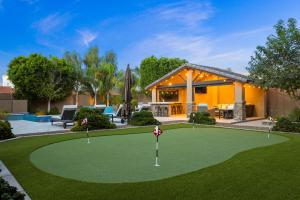 una casa con un putting green con palline da golf di Agave - Paradise Valley Biltmore area luxury home and amazing pool family friendly a Phoenix