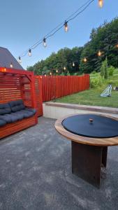 eine Tischtennisplatte mitten auf einer Terrasse in der Unterkunft Chata Valca PATJA-v mesiacoch apríl až november pri prenajatí aj jedného apartmánu uzavrieme ostatné apartmány, aby ste si užili súkromie in Valča