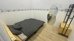 a room with a bed and a surfboard in it at sunnyhome 2 wide spaces in Ấp Ðại Tài (2)
