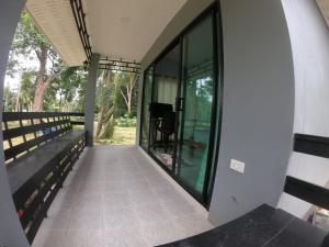 チャン島にあるGarden House Koh Changのガラス戸付きの家のバルコニー