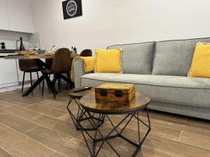 a living room with a couch and a table at Tarraco civitas ubi ver aeternum est in Tarragona