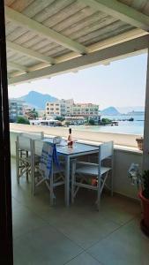 une table et des chaises sur un balcon avec vue sur l'océan dans l'établissement Cottage DeLuxe, à Golfo Aranci