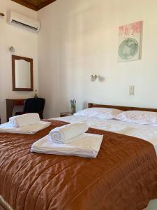 MelíssiaにあるMoments 2の部屋にはタオルが敷かれたベッドが2つある