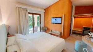 TV a/nebo společenská místnost v ubytování Sant'Elmo Beach Hotel