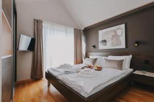 Un pat sau paturi într-o cameră la Villa Luka +98 fotografii