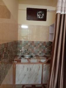 DharampurにあるVaidik Thakur Home Stayのバスルーム(シンク付)、窓付きのカウンターが備わります。