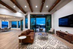 Televisyen dan/atau pusat hiburan di Mountain views swimming a private escape at Sonoran Serenity