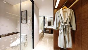 spogliatoio con accappatoio appeso ad una porta di Hampton by Hilton Guangzhou Zhujiang New Town - Free Shuttle Bus to Canton Fair a Canton