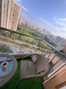 a chair on a balcony with a view of a city at Atha luxury studio 02 in Jāmb
